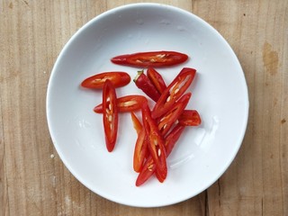 7、一菜二吃-豉椒芹菜炒腊肉,红椒切斜刀。