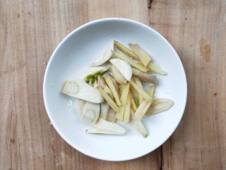 8、一菜二吃-豉椒芹菜炒腊肉,姜切丝，蒜切片。