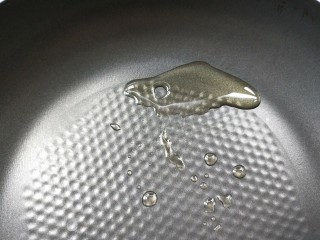 9、一菜二吃-豉椒芹菜炒腊肉,锅内放一丢丢油。