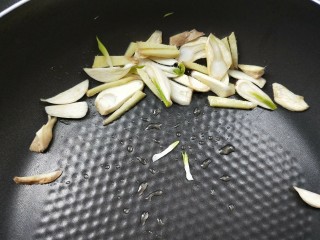 10、一菜二吃-豉椒芹菜炒腊肉,放姜丝，蒜片煸出香味。