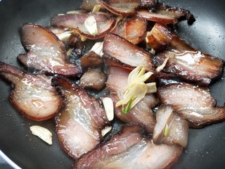 12、一菜二吃-豉椒芹菜炒腊肉,中火慢慢煸出油。