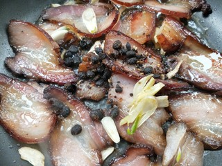 13、一菜二吃-豉椒芹菜炒腊肉,放黑豆豉，继续煸炒。