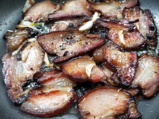 14、一菜二吃-豉椒芹菜炒腊肉,不停翻炒，腊肉会不少出油，很香哟。