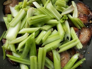 15、一菜二吃-豉椒芹菜炒腊肉,炒至腊肉九成熟时，倒入芹菜翻炒。