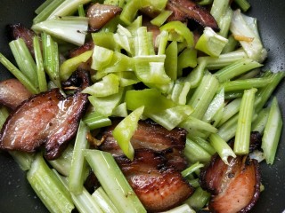 16、一菜二吃-豉椒芹菜炒腊肉,放青椒翻炒。