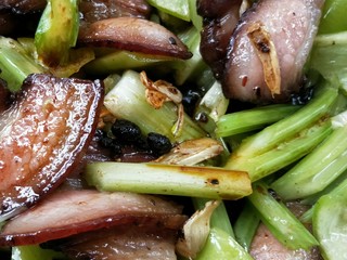 17、一菜二吃-豉椒芹菜炒腊肉,放适量酱油，调味。