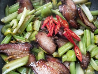 18、一菜二吃-豉椒芹菜炒腊肉,放红椒，断生即可。