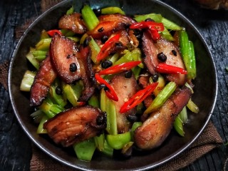 19、一菜二吃-豉椒芹菜炒腊肉,盛盘，香喷喷的????????