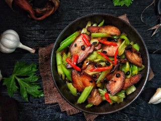 20、一菜二吃-豉椒芹菜炒腊肉,慢屋都是腊肉香，有没有诱惑到你呢？