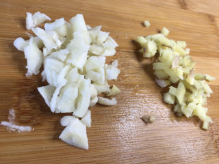 6、辣炒鸡胗,准备生姜和蒜末