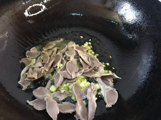 8、辣炒鸡胗,加入鸡胗