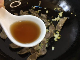 9、辣炒鸡胗,加入料酒