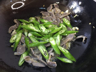 10、辣炒鸡胗,加入青椒