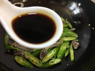 11、辣炒鸡胗,加入生抽