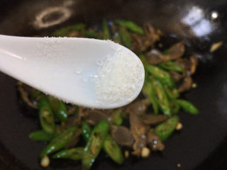 12、辣炒鸡胗,加入少许的糖和少许盐