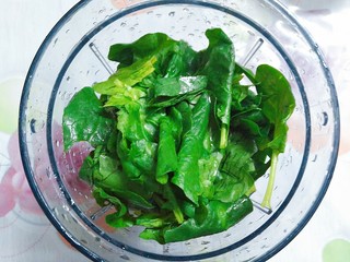 2、花样蒸饺系列(1),把菠菜叶放入搅拌机里,加入80g水!
