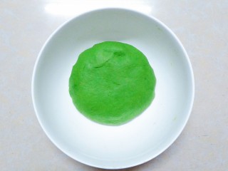 5、花样蒸饺系列(1),把菠菜汁倒入面粉里搅拌成絮状,然后用手揉成光滑的面团!