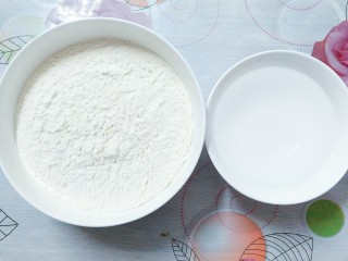 7、花样蒸饺系列(1),准备好白色面团所需要的材料!
