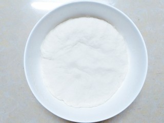 8、花样蒸饺系列(1),把80g水倒入面粉里搅拌成絮状,用手揉成光滑的面团!