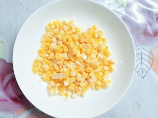 10、花样蒸饺系列(1),把买回来的新鲜玉米切成颗粒!