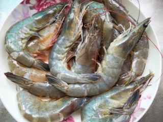 2、蒜蓉粉丝虾,虾洗净