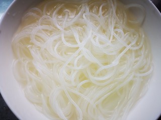 4、蒜蓉粉丝虾,泡发粉丝