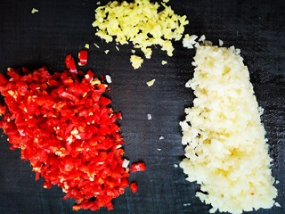 5、蒜蓉粉丝虾,将红椒、蒜和姜剁碎