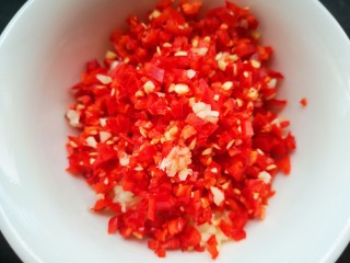 6、蒜蓉粉丝虾,放入碗中