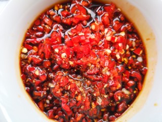 7、蒜蓉粉丝虾,加入料酒、生抽、胡椒粉和少许盐