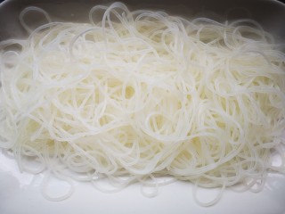 8、蒜蓉粉丝虾,将泡发好的粉丝垫在盘底