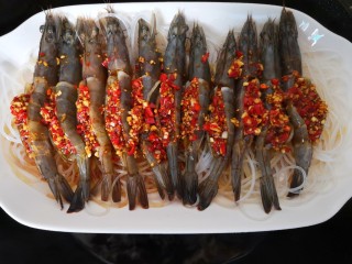 10、蒜蓉粉丝虾,放入蒸锅