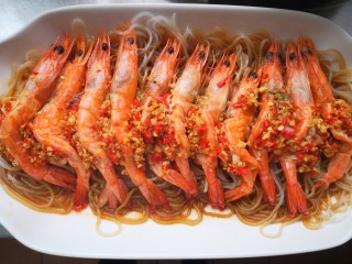 11、蒜蓉粉丝虾,蒸15分钟后取出