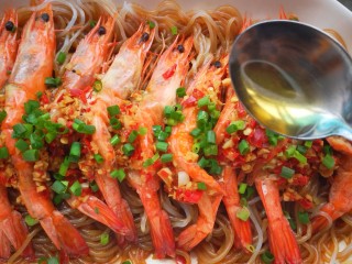 13、蒜蓉粉丝虾,在葱花上浇上热油