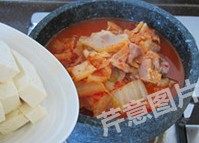 6、红火石锅泡菜汤,加入豆腐，中火煮透