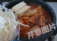 7、红火石锅泡菜汤,加入金针菇，中火煮至沸腾