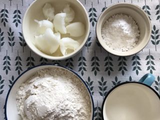 1、酥成渣的小龙虾月饼????,准备好油皮配料