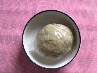 2、酥成渣的小龙虾月饼????,揉成团用保鲜膜包好放置醒醒