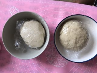 3、酥成渣的小龙虾月饼????,同样，油酥皮揉成团用保鲜膜包起来醒醒，20分钟左右，这段时间去做馅儿。