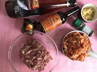 4、酥成渣的小龙虾月饼????,五花肉搅成馅儿，或直接买猪肉馅儿。龙虾肉我买的直接是剥好的，也可以买小龙虾煮好自己剥。