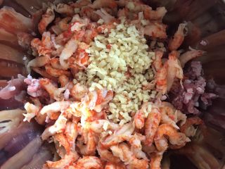 5、酥成渣的小龙虾月饼????,把小龙虾肉、五花肉放入盆中，加姜末。