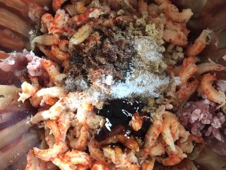 6、酥成渣的小龙虾月饼????,加李派林喼汁、十三香、李锦记xo酱、黑胡椒粉、黑胡椒碎粒、蚝油、鱼露、盐、糖。