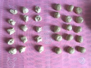 8、酥成渣的小龙虾月饼????,油皮和油酥等量分15份。