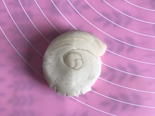 11、酥成渣的小龙虾月饼????,立着放，用掌心下压成饼状。