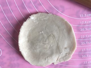 12、酥成渣的小龙虾月饼????,擀成圆薄皮