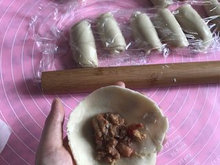 13、酥成渣的小龙虾月饼????,放入小龙虾馅儿料