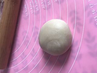 15、酥成渣的小龙虾月饼????,搓圆，用掌心下压下圆团顶部