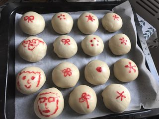 16、酥成渣的小龙虾月饼????,食用红色素对一点点水，用筷子做顶部装饰。烤箱预热，180度烤40分钟左右。