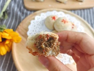 18、酥成渣的小龙虾月饼????,自己做的料足，每口都有好多小龙虾。????