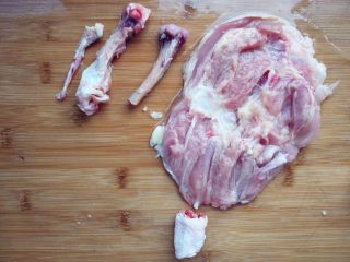 1、日式照烧鸡腿饭,鸡腿洗净，用厨房剪刀沿腿骨剖开，去骨