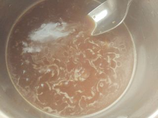 3、日式照烧鸡腿饭,制作照烧汁:味淋（可用米酒加红糖代替），酱油2勺（颜色稍重的），白鹤酒40克（清酒的一种，没有可不加），高汤25克，蜂蜜少许，混合加热，过滤